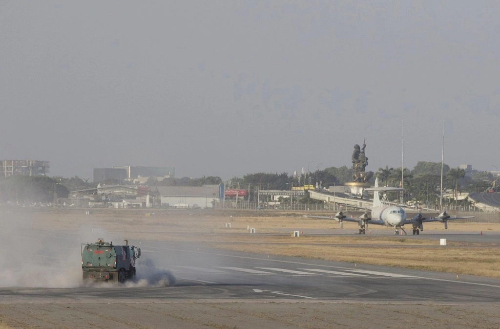 Las operaciones del aeropuerto de Guayaquil se paralizaron por una lluvia de ceniza provocada por la erupción del volcán Sangay. Foto Ap
