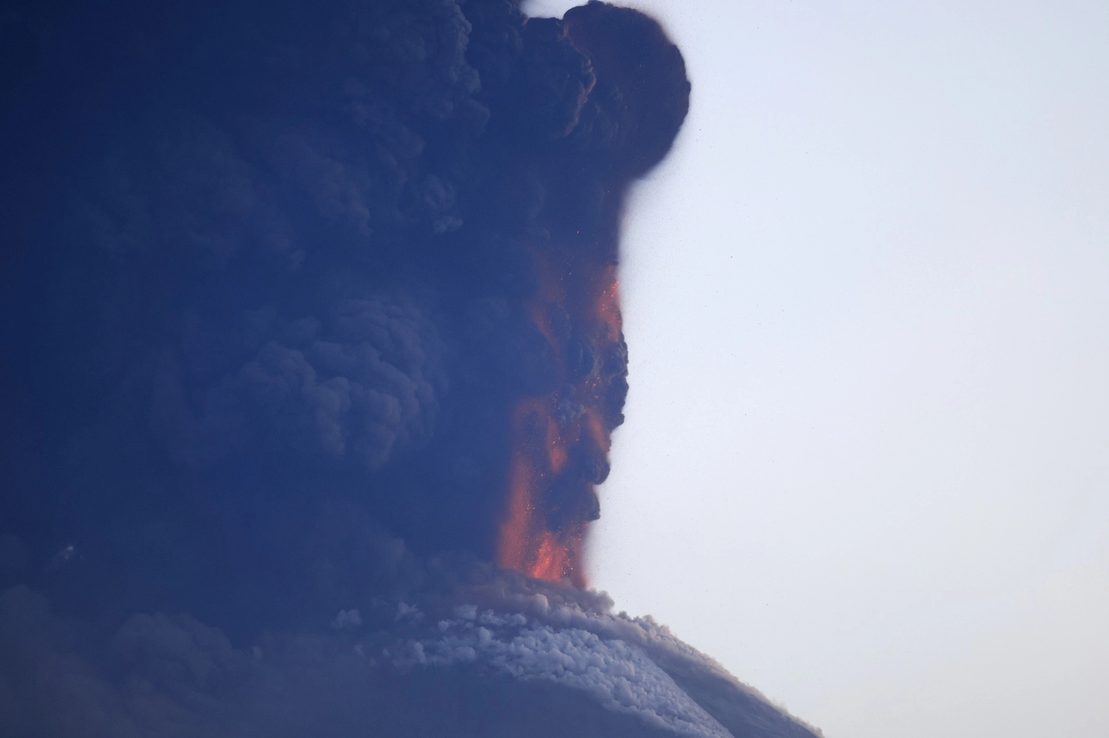 Investigadores de la Universidad de St. Andrews señalan que las erupciones volcánicas masivas producidas en latitudes altas son capaces de producir enfriamientos globales dramáticos. En la imagen, el volcán Klyuchevskoy, uno de los más altos del mundo, expulsa materiales piroclásticos en la península rusa de Kamchatka, el 1 de noviembre de 2023. Foto Ap