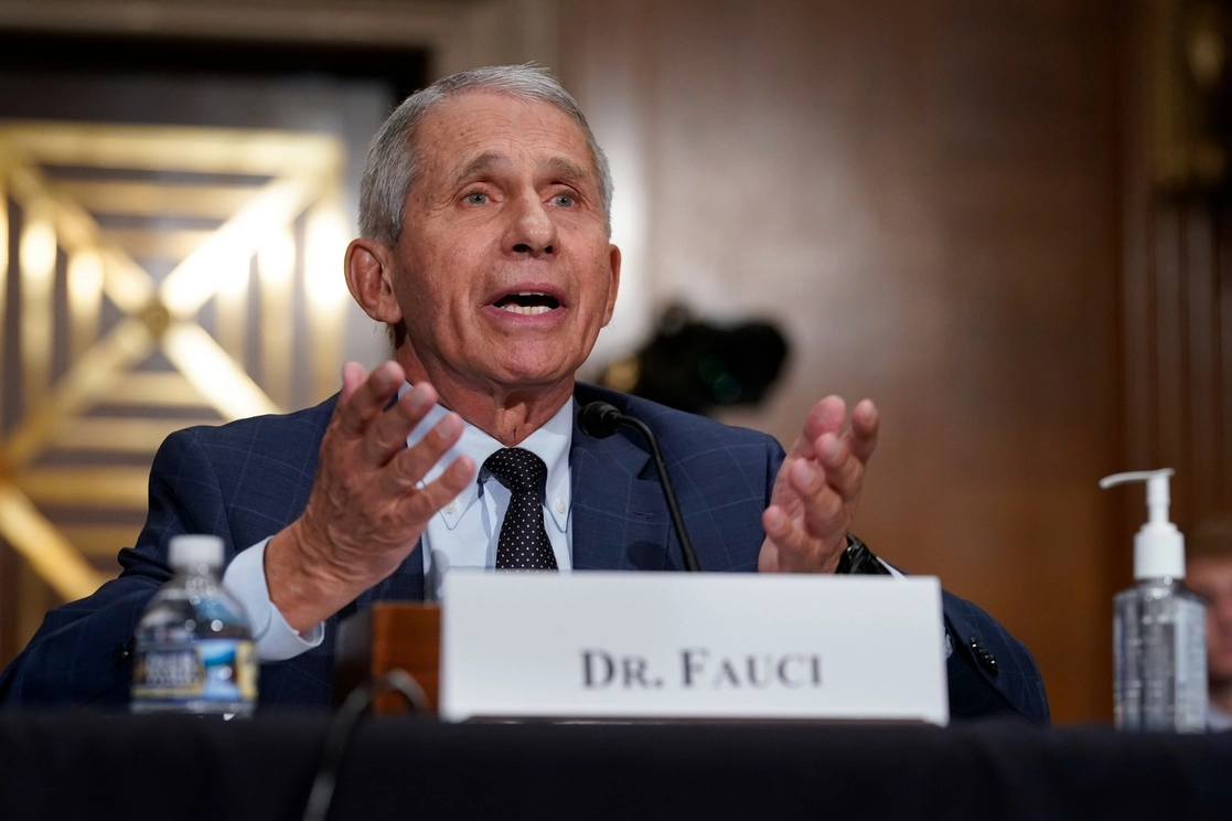 Anthony Fauci, principal asesor médico del presidente de EU, Joe Biden, dijo que se considera pedir el uso de cubrebocas a los vacunados. Foto Ap