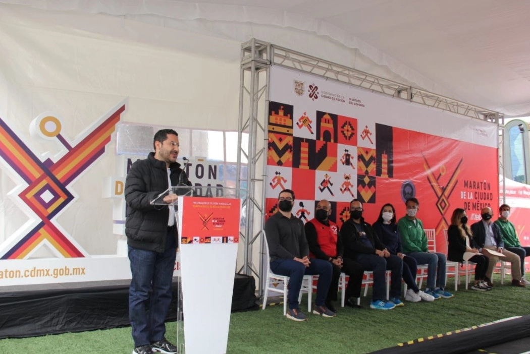En la presentación de la medalla del Maratón de la Ciudad de México Telcel 2021, el secretario de Gobierno, Martí Batres, destacó que existe todo un plan de reactivación económica para la capital. Imagen tomada del Twitter @SeGobCDMX