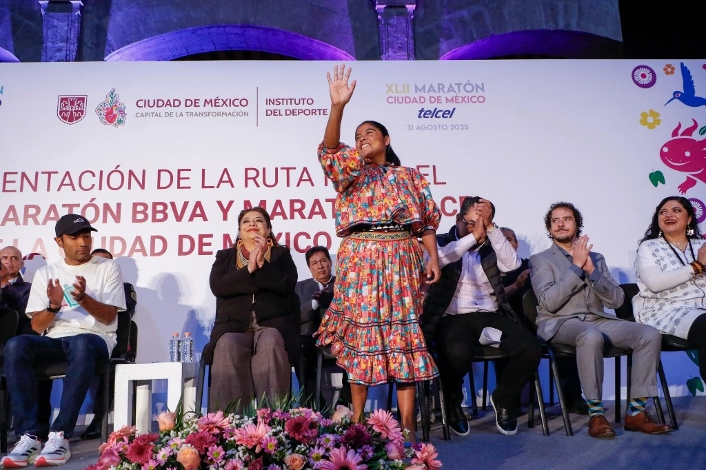 La jefa de gobierno Clara Brugada (izquierda) durante el anuncio rumbo al maratón. Foto 'La Jornada'