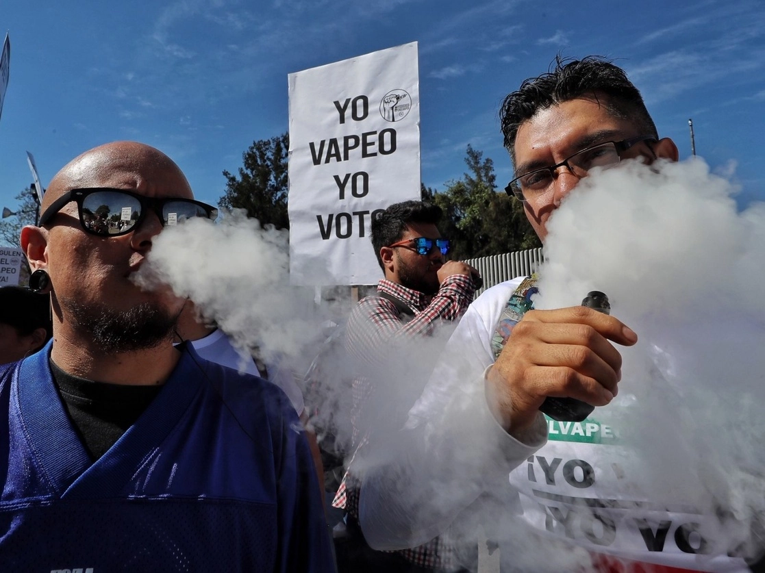 Los ministros advirtieron que los vapeadores son un producto que puede inducir al consumo de cigarros reales, por lo cual su utilización debe ser desincentivada. En la imagen, una protesta de vapeadores frente a la Cámara de Diputados, el 4 de marzo de 2020. Foto Marco Peláez 