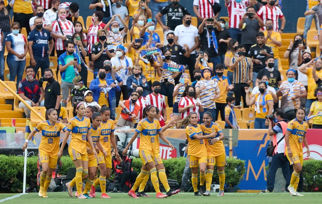 Miguel Herrera, técnico de los Tigres, afirmó que el plantel de mujeres aún tiene para dar más y en la institución están muy orgullosos. Dijo que trabajará con los varones para buscar los mismos éxitos. La imagen, del 31 de mayo de 2021. Foto Xinhua