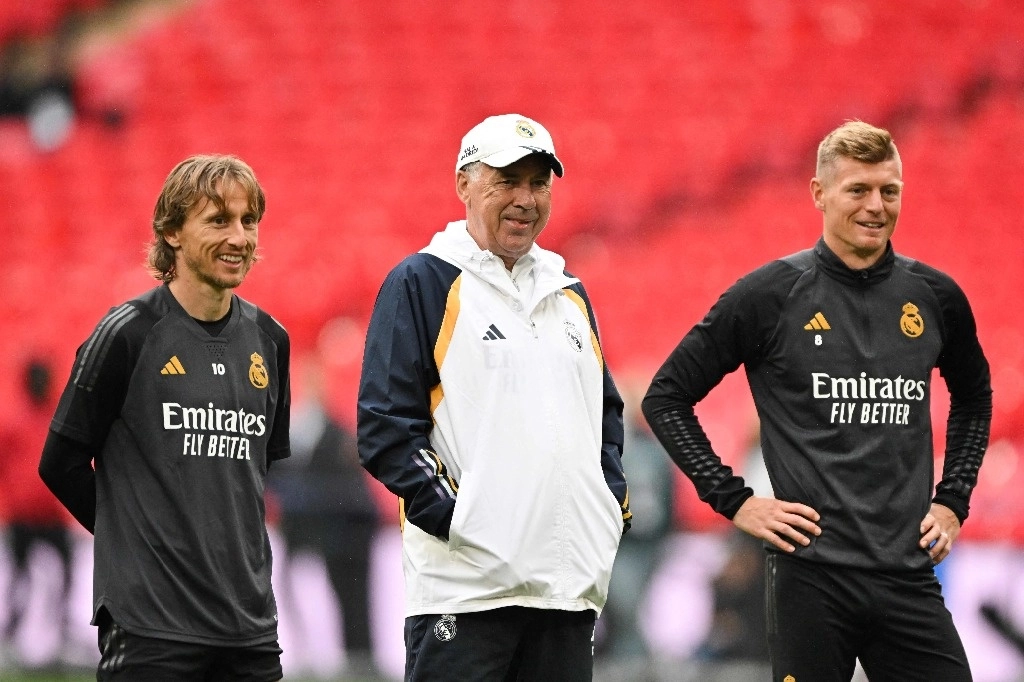 El croata Luka Modric, el entrenador Carlo Ancelotti y el alemán Toni Kroos durante una sesión de entrenamiento en el estadio Wembley, en Londres, previo al partido de la final del Real Madrid y el Borussia Dortmund, el 31 de mayo de 2024. Foto Afp