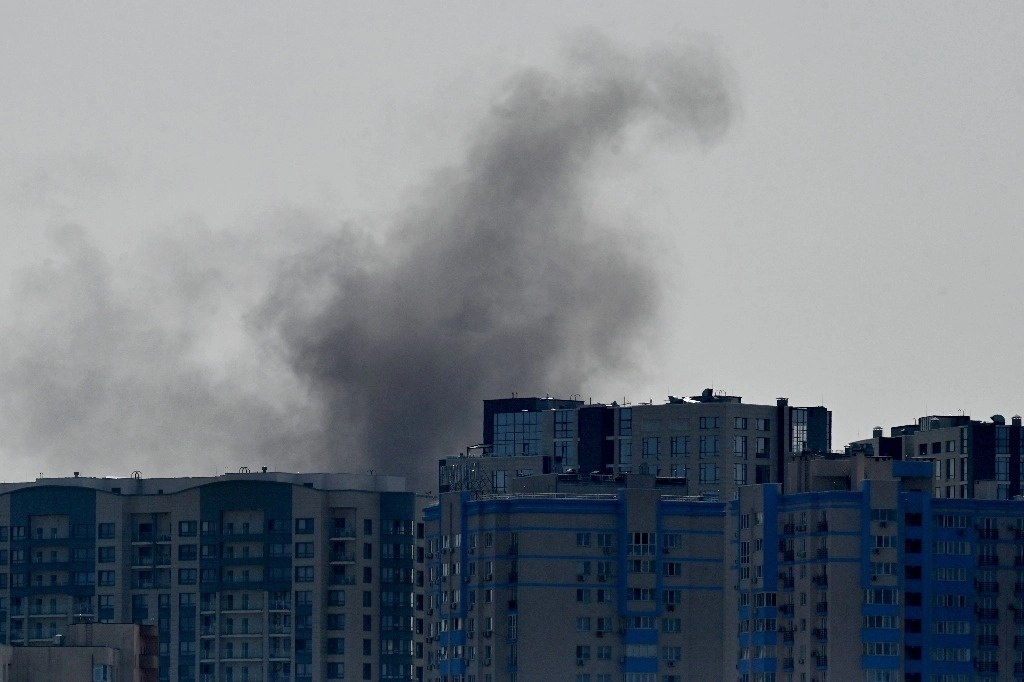 Se observa humo tras unos edificios luego de un ataque con drones ruso en Kiev, Ucrania. Foto Afp