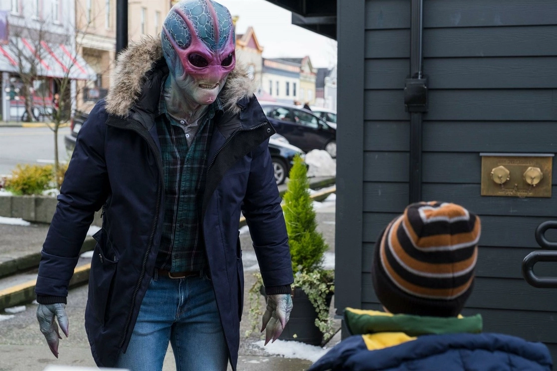 Escena de ‘Resident Alien’, protagonizada por Alan Tudyk. Foto cortesía SYFY