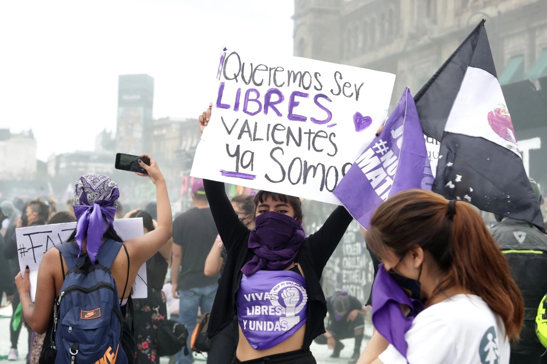 Un grupo de jóvenes ayer cerca de Palacio Nacional, en el marco del Día Internacional de la Mujer. Foto Roberto García Ortiz 