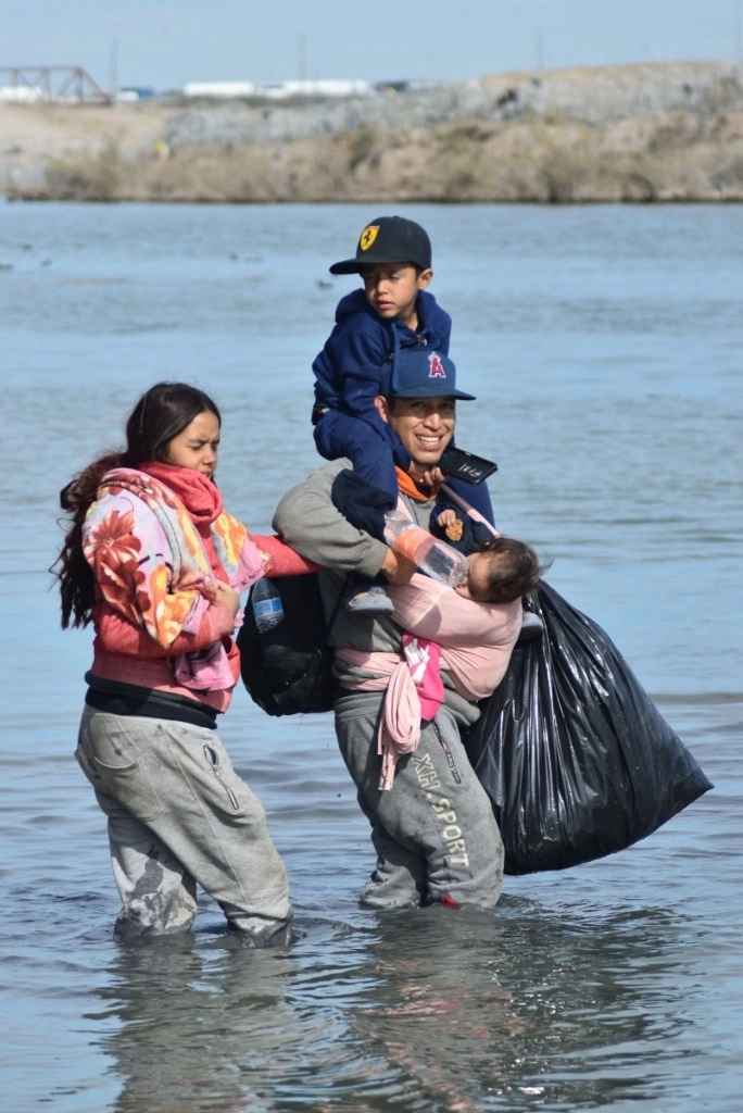  Éxodo de migrantes de Piedras Negras, Coahuila, hacia Eagle Pass, Texas, donde son detenidos por la Patrulla Fronteriza y procesados, el 19 de diciembre de 2023. Foto Cuartoscuro 
