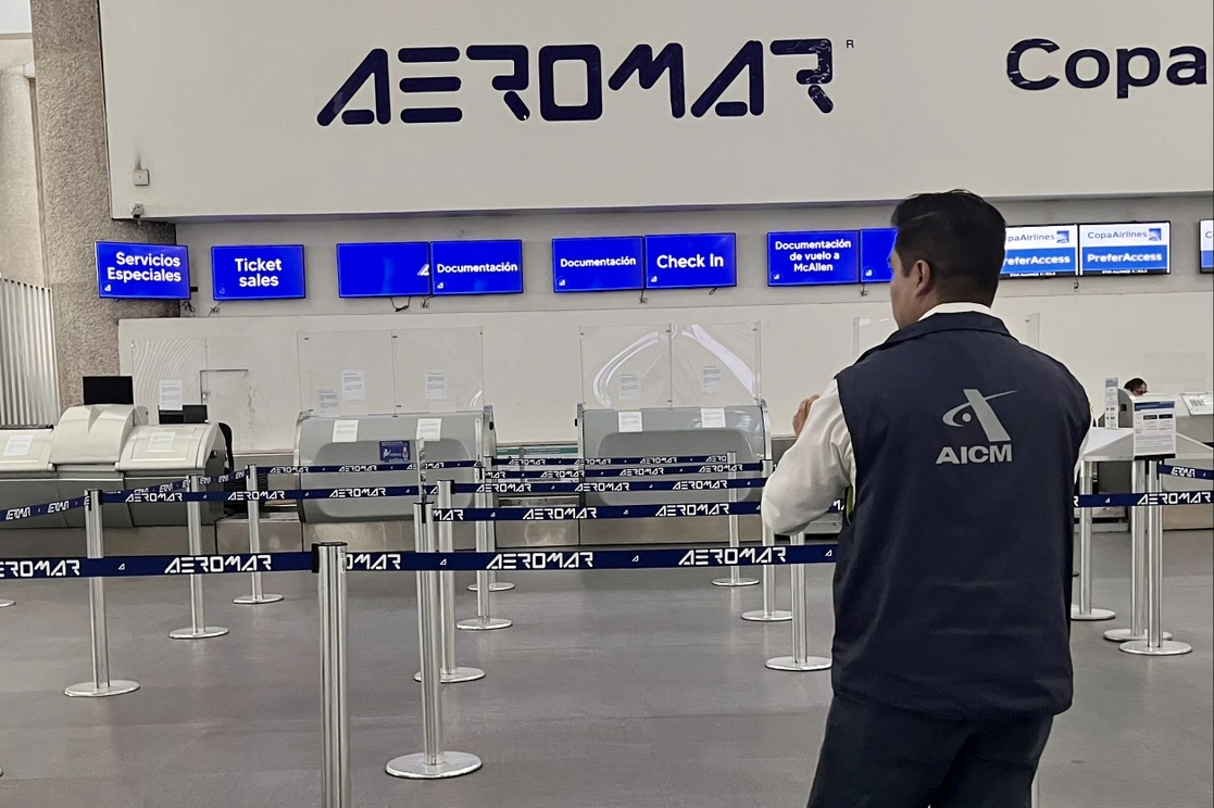 El área de documentación de Aeromar en el AICM, ayer tras el anuncio del cese de sus operaciones. Foto Luis Castillo