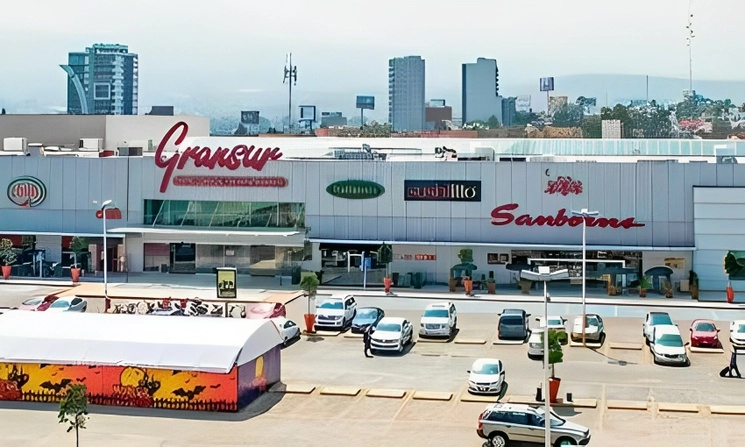 En el centro comercial Gran Sur, ubicado en Periférico 5550, se pretende una construcción que no cuenta con la manifestación de impacto ambiental. Foto 'La Jornada'