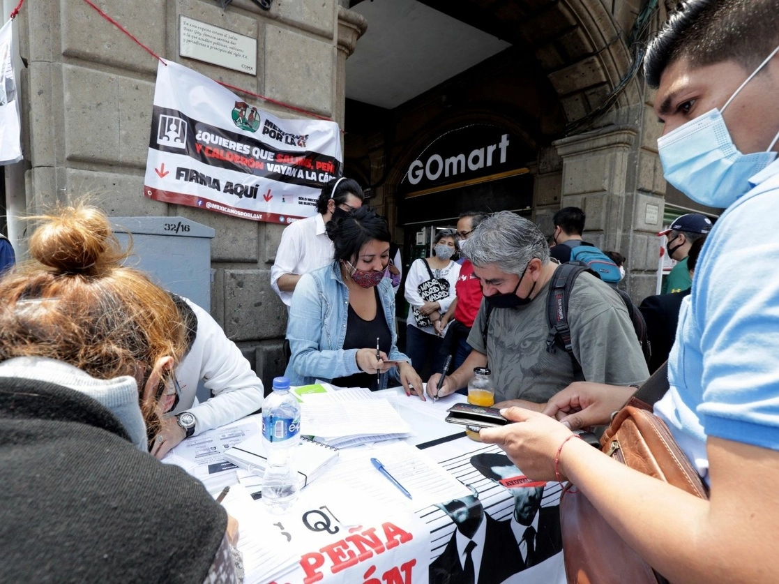 Durante la recolección de firmas ciudadanas para apoyar la petición de una consulta para enjuiciar a ex presidentes. Foto Roberto García Ortiz / Archivo 