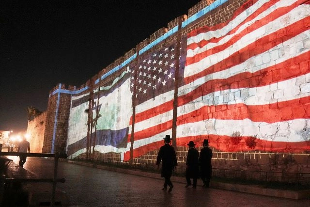 Una imagen de las banderas de Estados Unidos e Israel se proyecta en los muros de la Ciudad Vieja de Jerusalén. Foto 