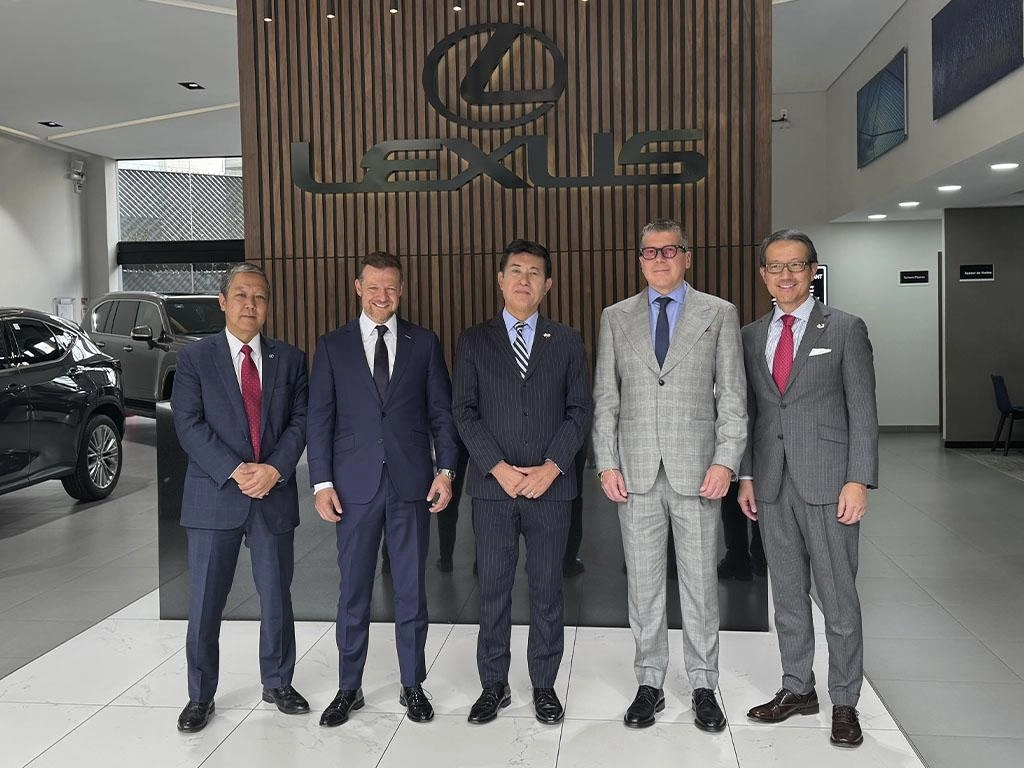 Jaime Noritetu Fukushima, embajador de Japón en México, estuvo acompañado de directivos de Toyota y Lexus de México durante la entrega de su nuevo vehículo. Foto Cortesía Lexus México