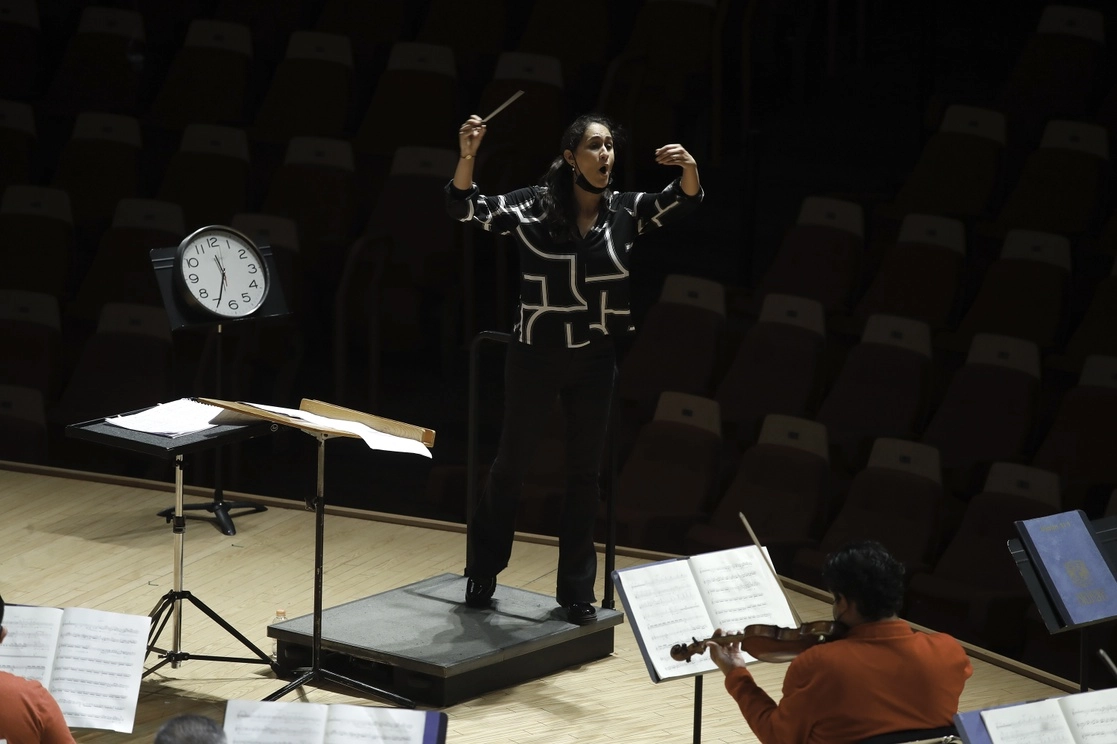 La directora italobrasileña Simone Menezes afirma que aunque "tenemos muchos desafíos", hoy día "las orquestas invitan a más mujeres, no por su género sino porque son buenas". Foto Cristina Rodríguez