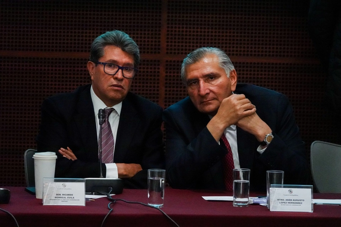 El secretario de Gobernación, Adán Augusto López, pidió disculpas “por si alguna compañera o algún compañero pensó que mi inasistencia a la plenaria a la que fui convocado con tiempo, se debiera a un mal entendido, a un berrinche, eso lo acostumbran los zacatecanos, los tabasqueños no”, expresó en clara alusión al coordinador Ricardo Monreal (izquierda), que se encontraba a su lado. Foto Cuartoscuro 