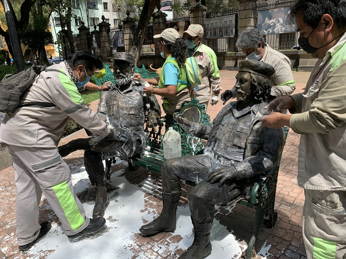 Trabajadores de la alcaldía Cuauhtémoc limpian las estatuas de Fidel Castro y de Ernesto ‘Che’ Guevara, vandalizadas con pintura blanca. Foto José Antonio López