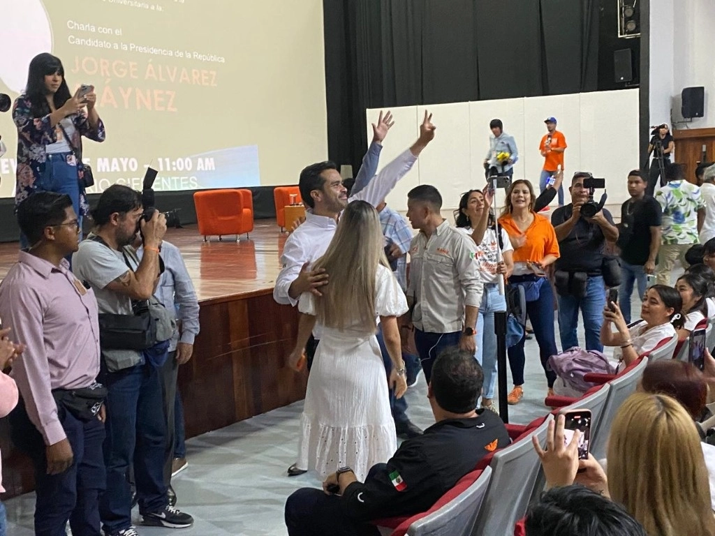 Destacó que acudir a las universidades es una manera de hacer distinta la llegada al poder. Foto Javier Santos