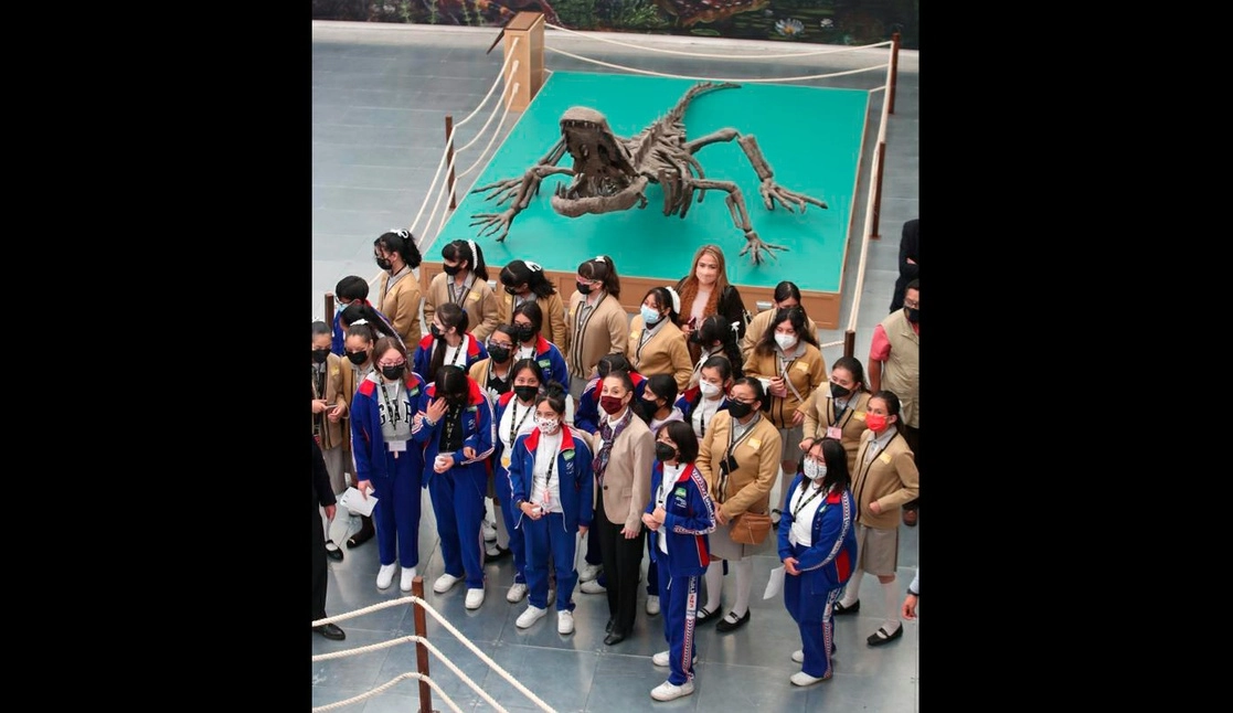 Con alumnas de secundaria, la jefa de Gobierno recorrió varias salas del museo Universum. Foto José Antonio López