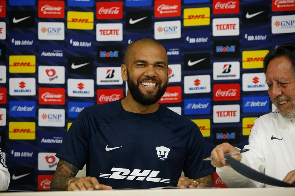 Dani Alves firma contrato con los Pumas, el 23 de julio de 2022. Foto Pablo Ramos