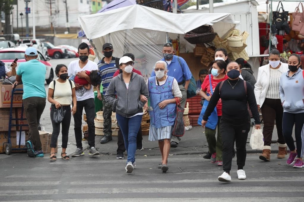 Transeúntes en Anillo de Circunvalación durante la Fase 3 de la pandemia por Covid-19 que ubica a la Ciudad de México en semáforo rojo, en imagen de ayer. Foto María Luisa Severiano