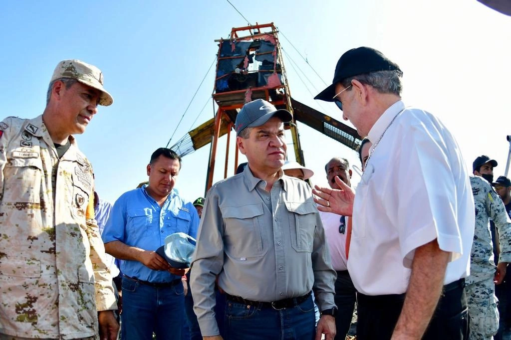 Miguel Ángel Riquelme (centro), gobernador de Coahuila, supervisa los trabajos de rescate de los mineros atrapados en la carbonera Pinabete en Sabinas, Coahuila. Foto Tomada del Twitter @mrikelme 