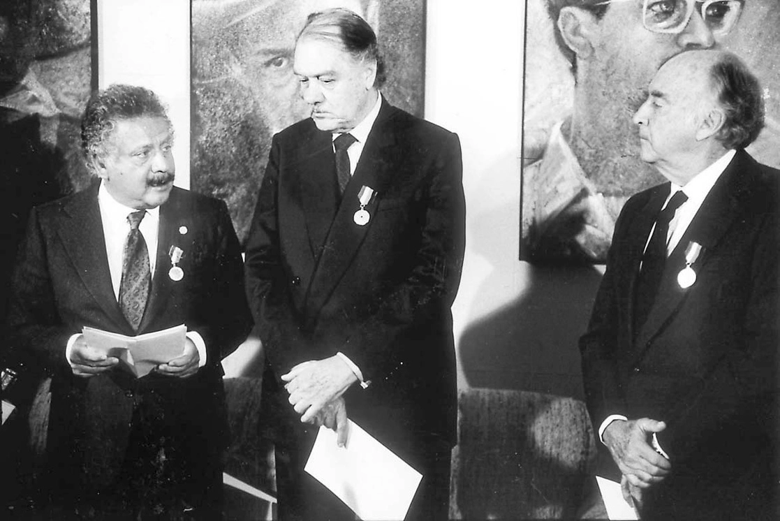 Augusto Gómez Villanueva, embajador de México en Nicaragua; el canciller Jorge Castañeda y el presidente José López Portillo, durante la entrega de la condecoración Augusto C. Sandino que les confirió el gobierno nicaragüense en Managua en 1979. Foto La Jornada / Archivo
