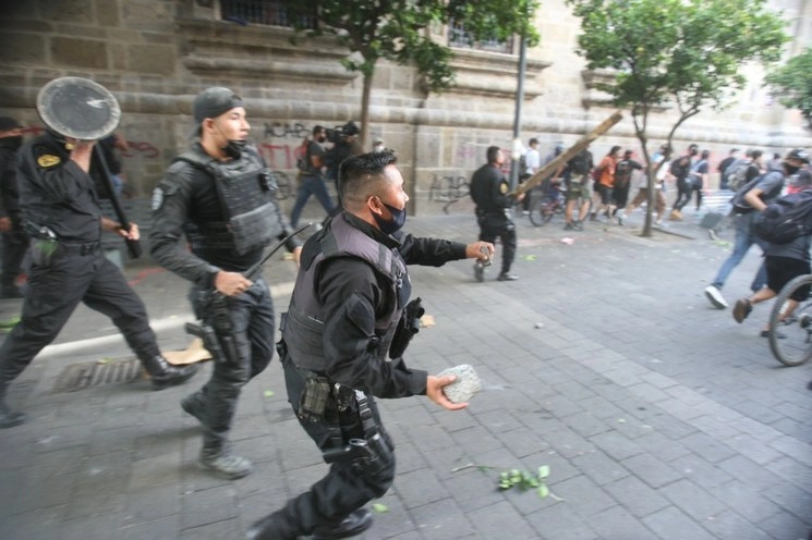 Policías de Jalisco intentan dispersar a los manifestantes devolviendo las agresiones. Foto Arturo Campos Cedillo