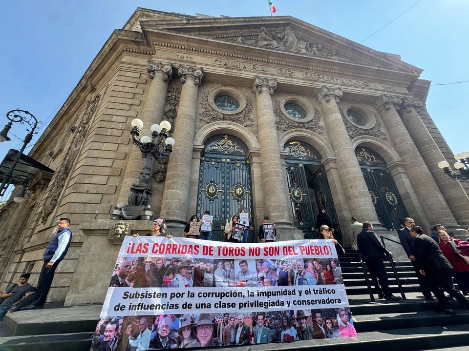 Protesta frente al Congreso de la Ciudad de México contra la corrida de toros, el 5 de febrero de 2025. Foto 