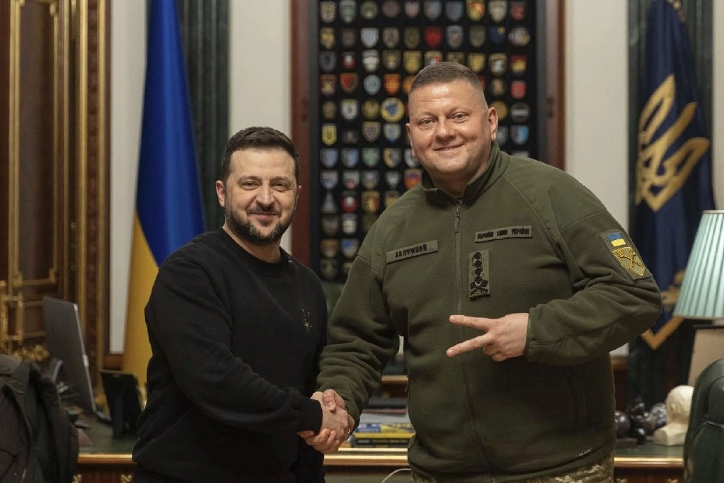 El presidente ucranio, Volodimyr Zelensky, agradeció al general Valerii Zaluzhnyi por sus dos años de servicio, el 8 d febrero de 2024. Foto Afp 