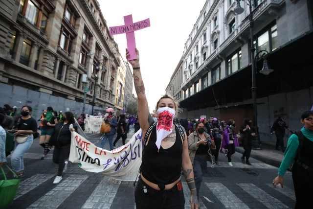 Manifestantes durante la marcha por el Día Internacional de la Eliminación de la Violencia Contra la Mujer. Foto Yazmín Ortega 