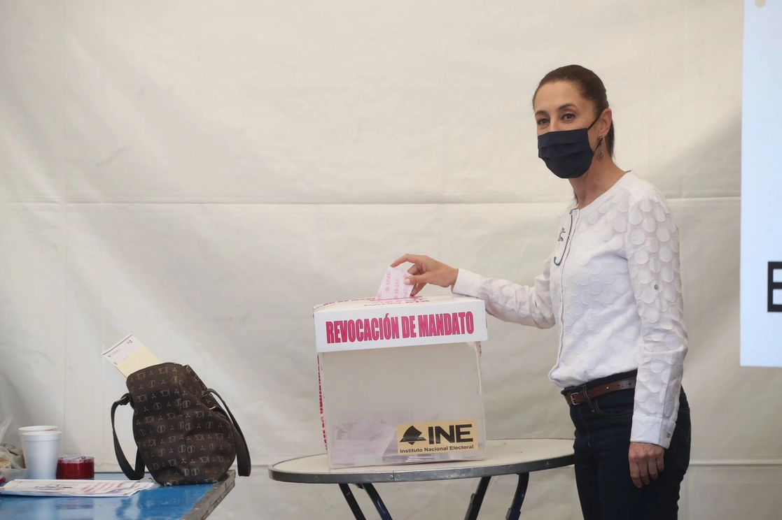La jefa de Gobierno de la Ciudad de México, Claudia Sheinbaum emitió su voto sobre la revocación de mandato en la casilla 3960, en la alcaldía Tlalpan, el 10 de abril de 2022. Foto Luis Castillo