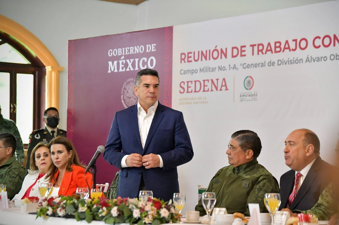 Alejandro Moreno, líder nacional del PRI (de pie), y el secretario de la Defensa Nacional, Luis Cresencio Sandoval, a su izquierda. Imagen tomada de https://twitter.com/alitomorenoc
