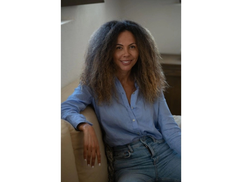 La escritora portuguesa de origen angoleño también es curadora. Dijo en entrevista que en su relato quiso subrayar que “existieron mujeres que combatieron en la Independencia de Angola, y que pusieron su lucha política e ideológica antes que la familia”. Foto cortesía de editorial Elefanta

