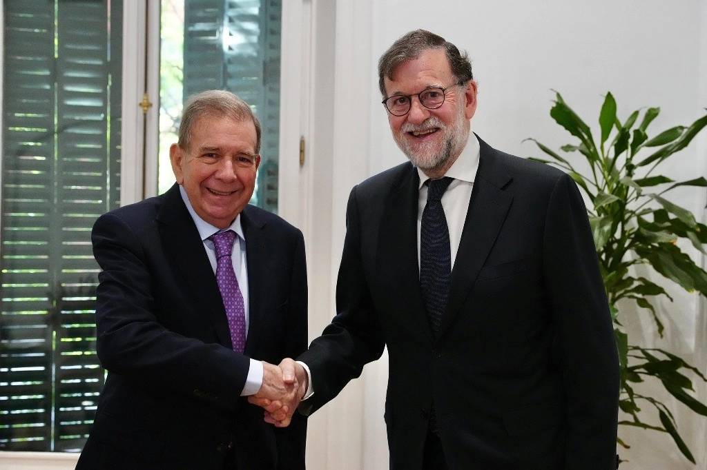 Edmundo González, ex candidato presidencial opositor venezolano, y Mariano Rajoy, ex presidente del gobierno español. Foto Europa Press