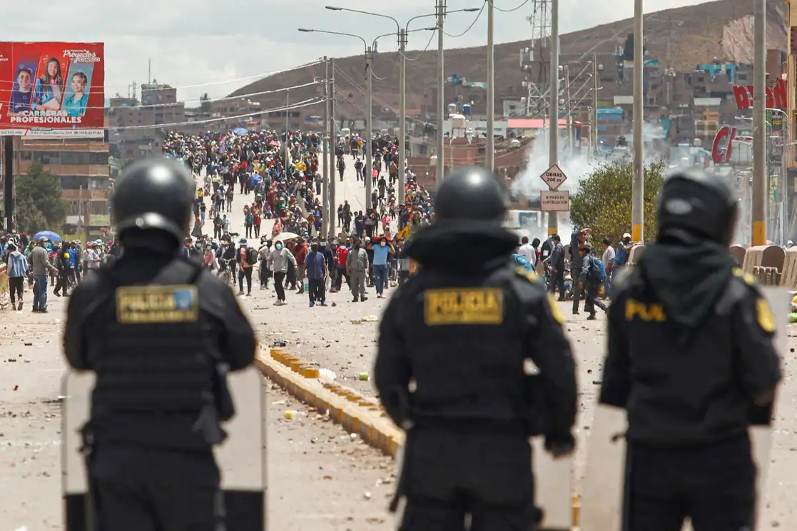 Simpatizantes del depuesto Pedro Castillo mantienen bloqueos en más de 60 carreteras de distintos puntos del país, mientras manifestantes de varias provincias llegaron ayer a Juliaca (imagen) en exigencia de la renuncia de la presidenta Dina Boluarte, el cierre del Congreso y convocatoria a nuevas elecciones, luego de los enfrentamientos con fuerzas de seguridad registrados el viernes en esa ciudad, que dejaron 12 civiles y cuatro policías heridos, de los cuales tres se encuentran graves. El saldo de las protestas que empezaron el pasado 7 de diciembre es de 28 muertos. Foto Afp 





