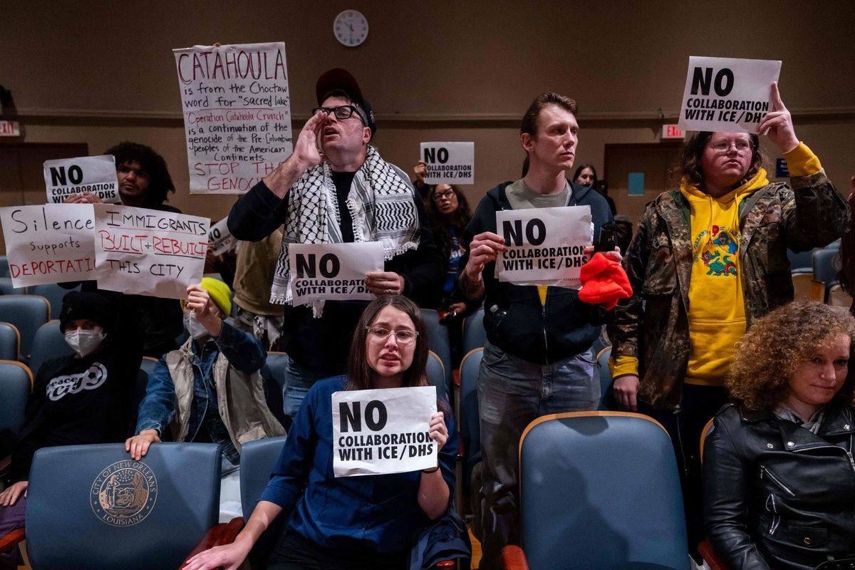 Varias personas protestaron ayer en la alcaldía de Nueva Orleans contra los operativos para arrestar a extranjeros sin documentos, que autoridades federales pusieron en marcha en esa ciudad. 