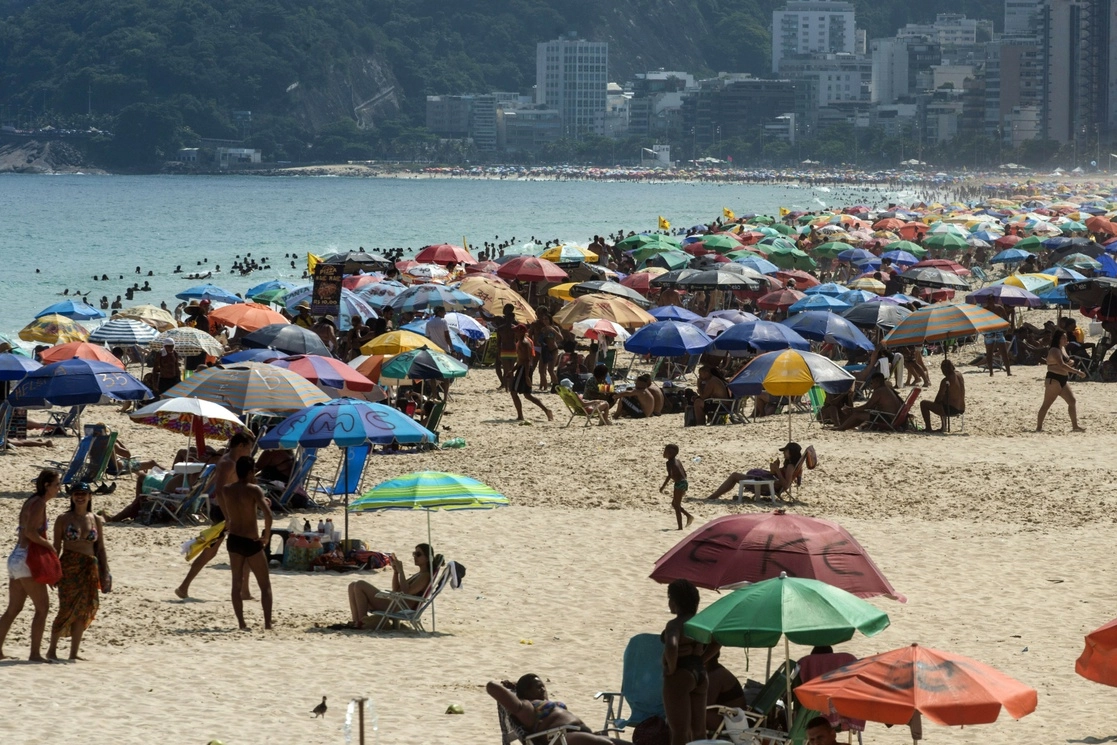 A pesar de que Brasil se encuentra en el pico más alto d la pandemia por Covid-19, playas como la de Copacabana lucen llenas y sin sana distancia. Foto Xinhua