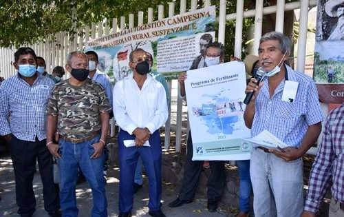 Miembros de la Coordinadora de Comisarios Ejidales y Comunales del Estado de Guerrero se manifestaron el jueves en las oficinas de la Sader en Chilpancingo, para exigir a las autoridades federales la entrega de fertilizante. Foto Cuartoscuro