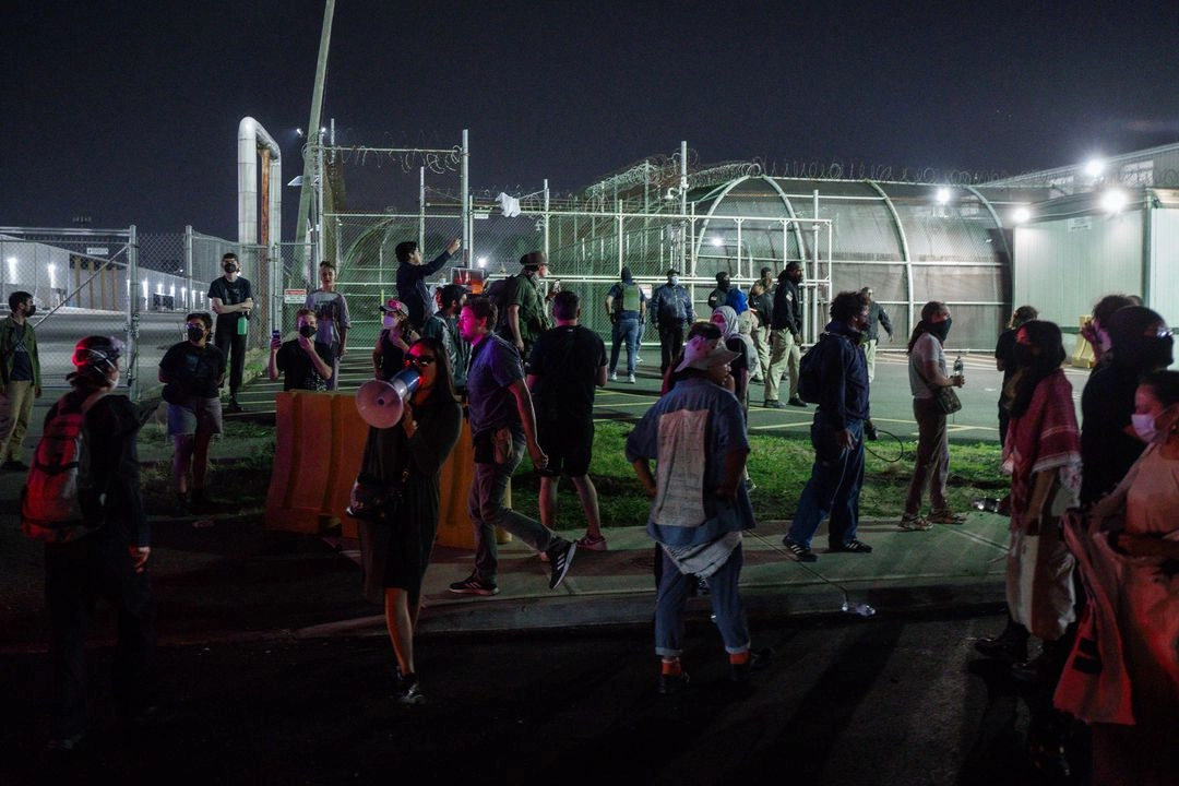 Los manifestantes se reúnen frente al centro de detención de Delaney Hall durante las protestas por las redadas de control de inmigración federal el 12 de junio de 2025, en Newark, Nueva Jersey.
