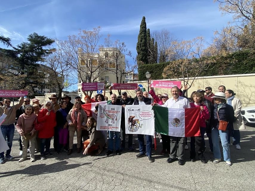 Mexicanos en Madrid participan en la marcha por la democracia. Foto Armando G. Tejeda
