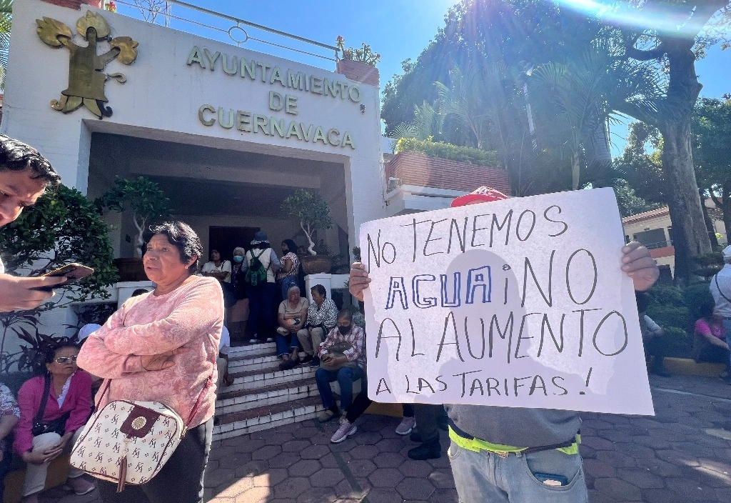 La Asociación Cívica Morelense protestó ante el ayuntamiento local por el alza desmedida en el cobro del líquido. En León, Guanajuato, el suministro está en punto crítico debido a que la presa El palote, su fuente de abastecimiento, se halla a seis por ciento de su capacidad. Foto Rubicela Morelos