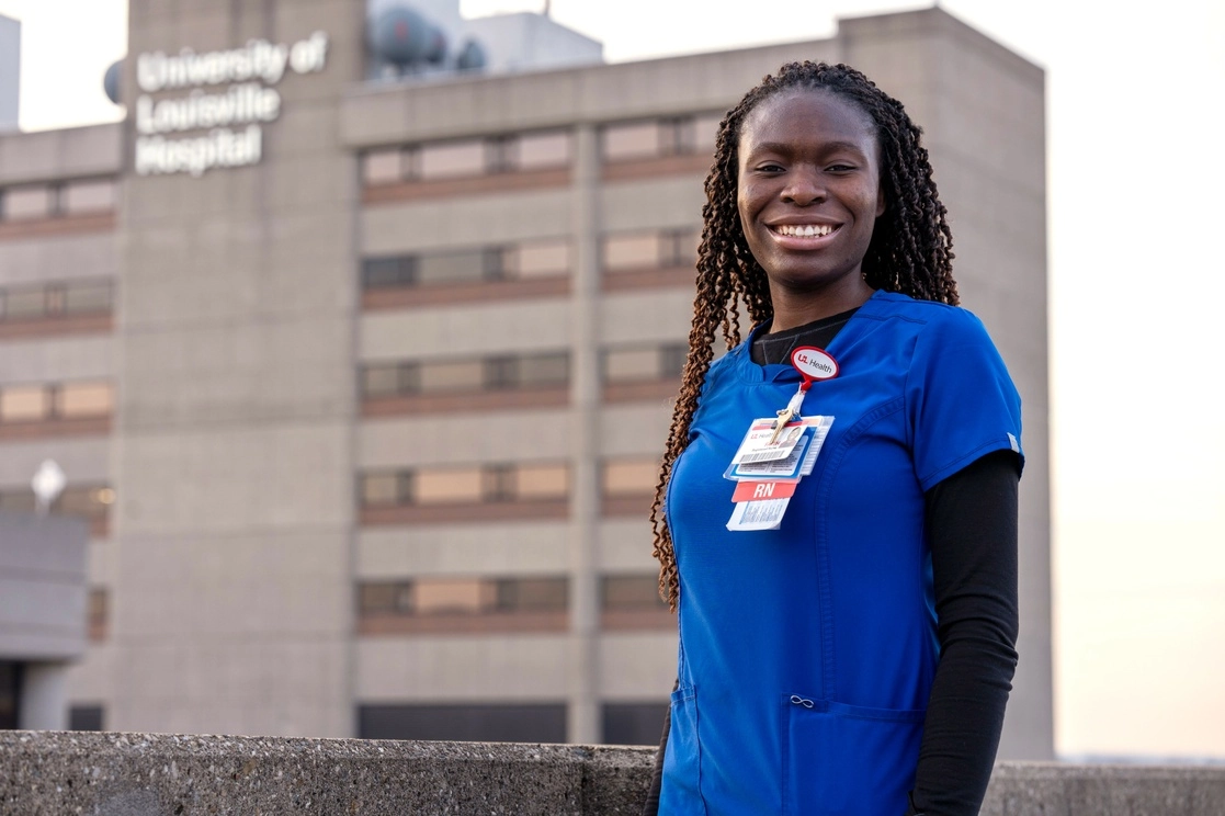 Faith Akinmade, una enfermera de 22 años de Nigeria captada el 1 de febrero de 2022, labora en la unidad de terapia intensiva del Hospital de la Universidad de Louisville en Louisville, Kentucky, pero su permiso de trabajo vence en marzo, por lo que espera sea renovado con alguna de las visas de trabajo disponibles. Foto Ap