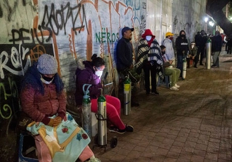 En la CDMX, conseguir tanques o concentradores de oxígeno medicinal, así como recargarlos, es un suplicio para familiares de pacientes con Covid-19. Foto José Carlo González
