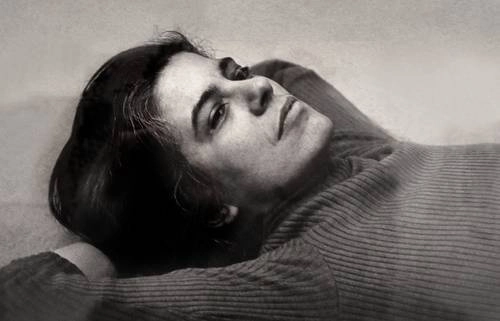 Susan Sontag montó en 1993 la puesta de Beckett con actores bosnios durante el sitio en Sarajevo, iniciativa que inspiró la escenificación de Hernández. Foto Flicker de Peter Hujar