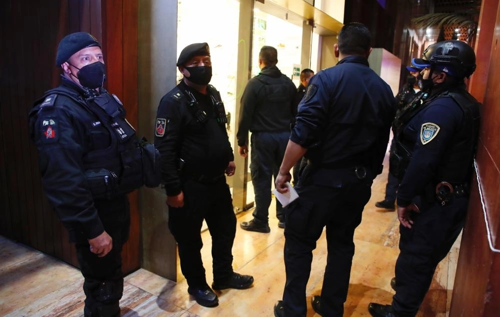 Policías capitalinos atendieron el reporte de “un asalto en proceso” en la boutique de calzado Soul SNKR. Foto Víctor Camacho