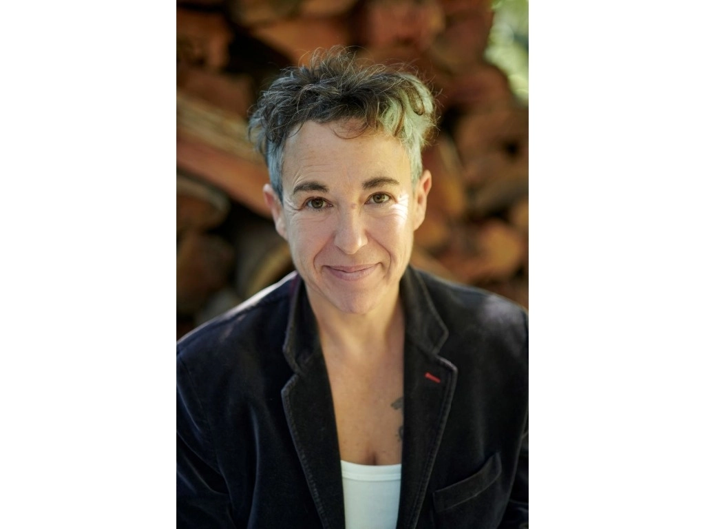 Para Gabriela Cabezón, “las palabras tienen sonido y cuando hablamos, armamos figuras tonales, ritmos y líneas melódicas”, por lo cual en sus libros “se halla eso”. Foto Alejandra López

