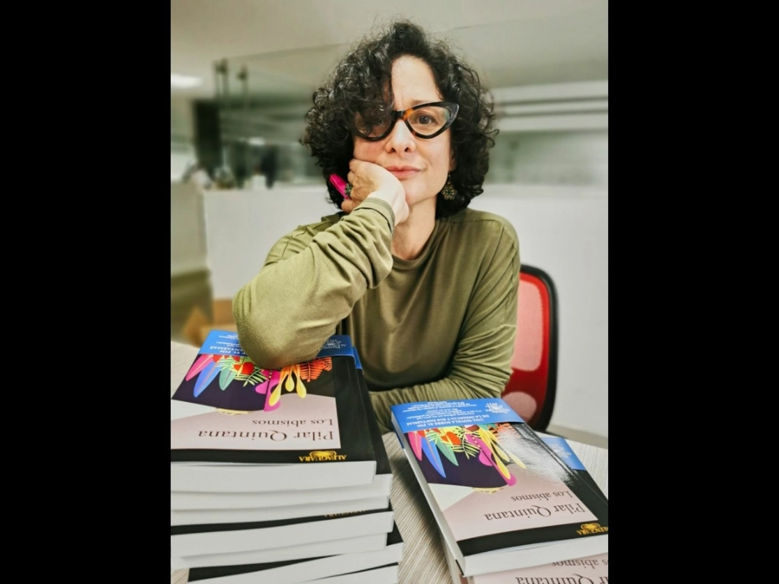 Pilar Quintana explica que el título de su novela se refiere a los abismos físicos, como los de una carretera, un piso alto o una escalera y a otros, como las brechas que van apareciendo en la familia. Foto Carlos Zárrate