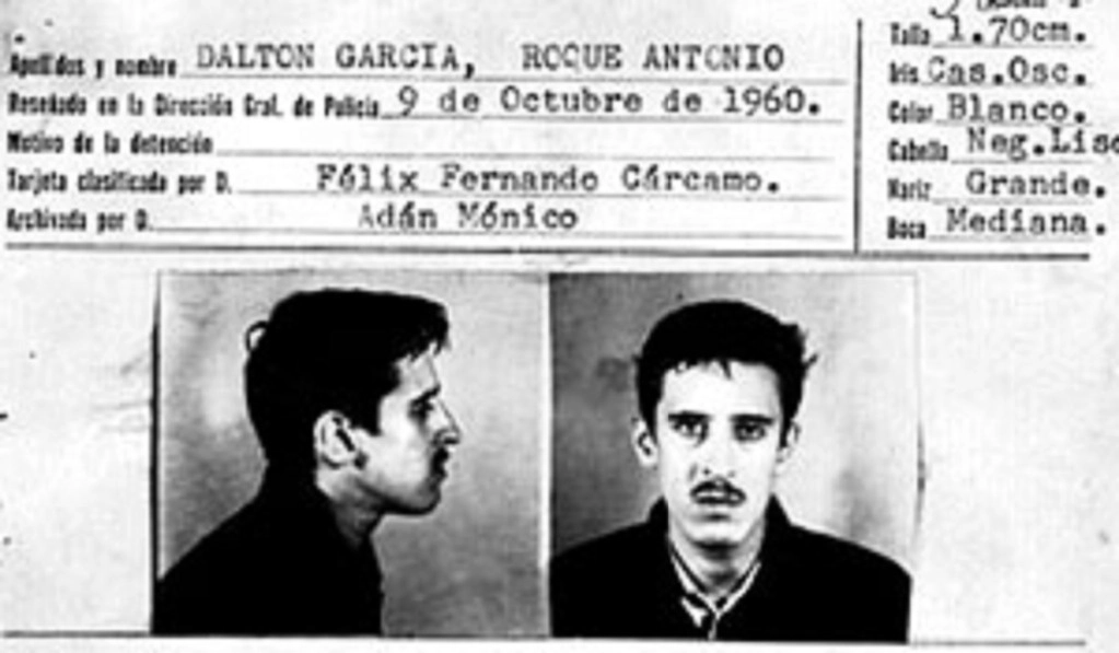 Foto del escritor Roque Dalton detenido. Foto Familia Dalton / Archivo
