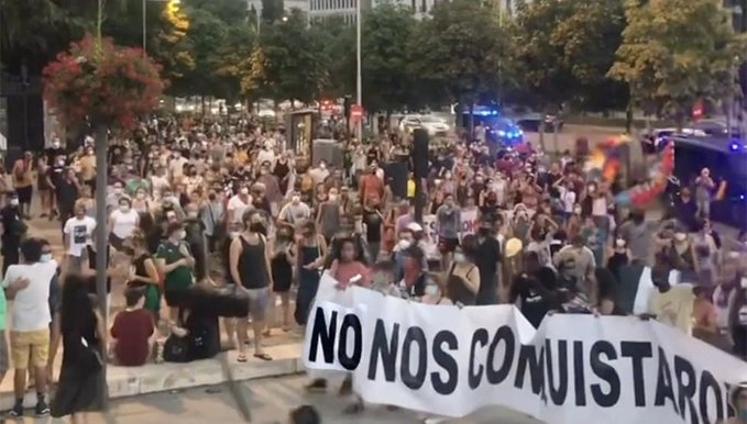El Escuadrón 421 dio un discurso en la icónica Plaza Colón de España. Foto @notienlacezap
