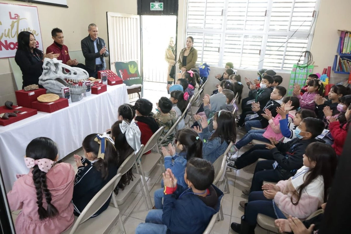 Además del trámite administrativo, docentes y orientadores brindan apoyo psicoemocional a estudiantes que han atravesado detenciones, traslados o cambios bruscos de entorno. Foto